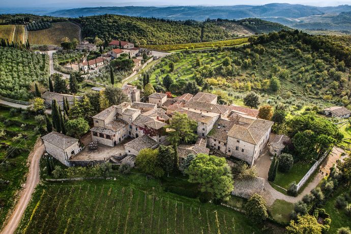 Vista dall'alto del borgo di Ama