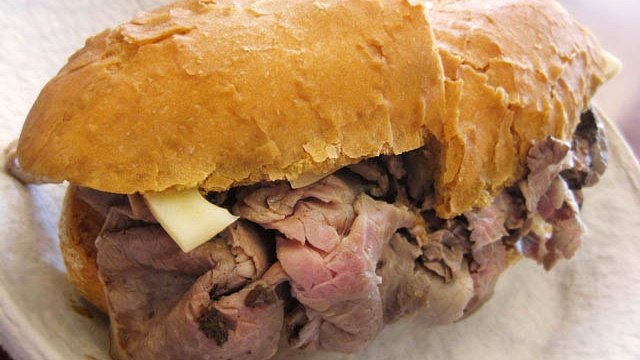 Panino al lampredotto fiorentino con pane croccante e carne bollita