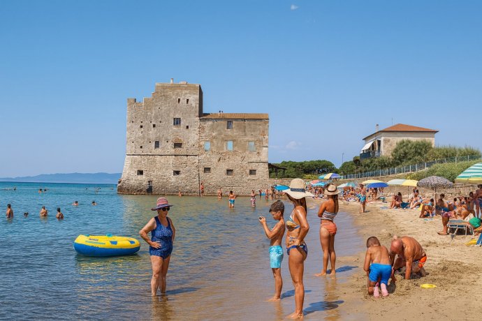 Spiaggia Torre Mozza con torre costiera e bagnanti nel Parco della Sterpaia.