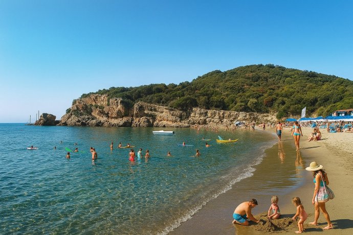 Le Rocchette a Castiglione della Pescaia con mare turchese, scogli e bagnanti sulla battigia.