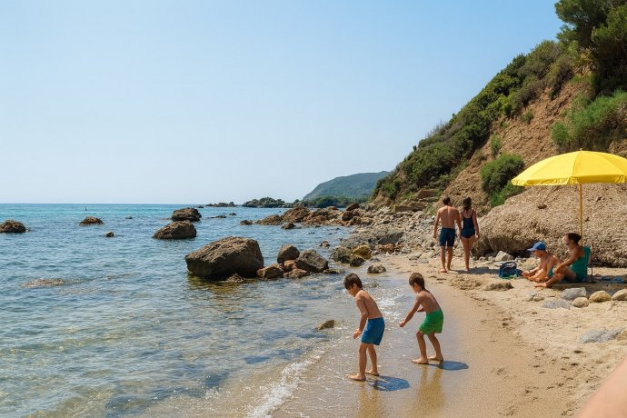 Caletta di Laconella all’Isola d’Elba: sabbia chiara, mare cristallino, scogli e bagnanti.