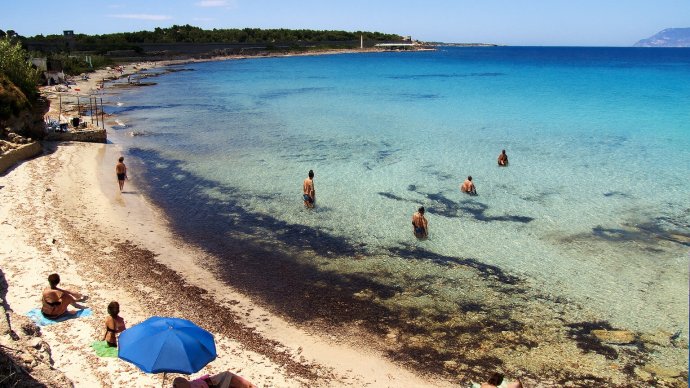 Cala Giovanna a Pianosa, spiaggia sabbiosa e mare turchese con bagnanti in acqua