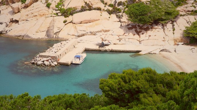 Cala Maestra a Montecristo, molo in pietra e caletta 