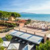 Spiaggia con edifici e alberi, vista sul mare.