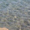 Acqua limpida sopra un fondale roccioso.