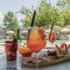Bevande e snack vicino a una piscina.